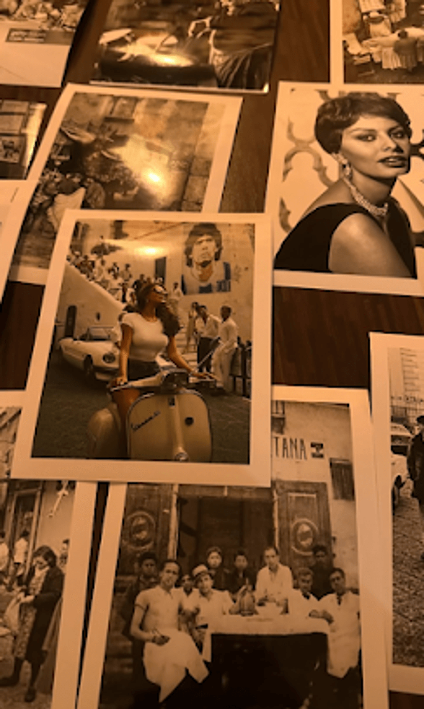 Vintage-Fotografien an der Wand - das Italien der 1960er Jahre