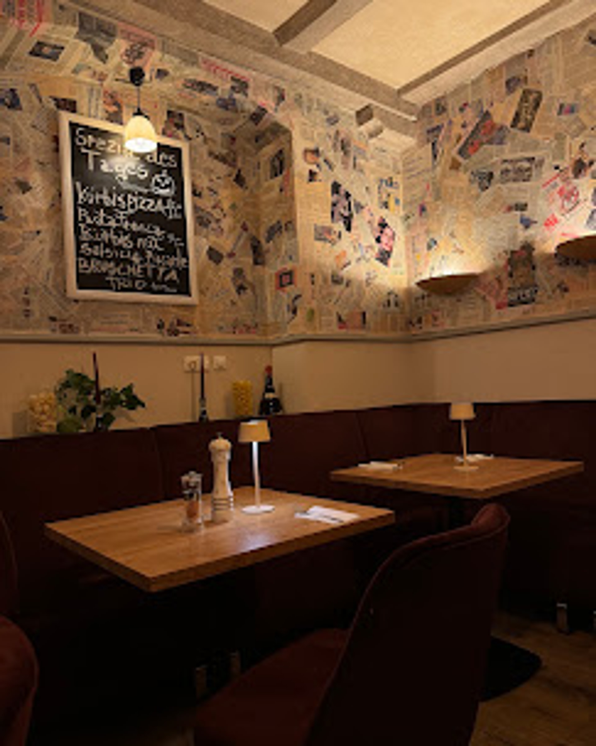 Abendstimmung im Gastraum - Kerzen, Wein und gute Gesellschaft