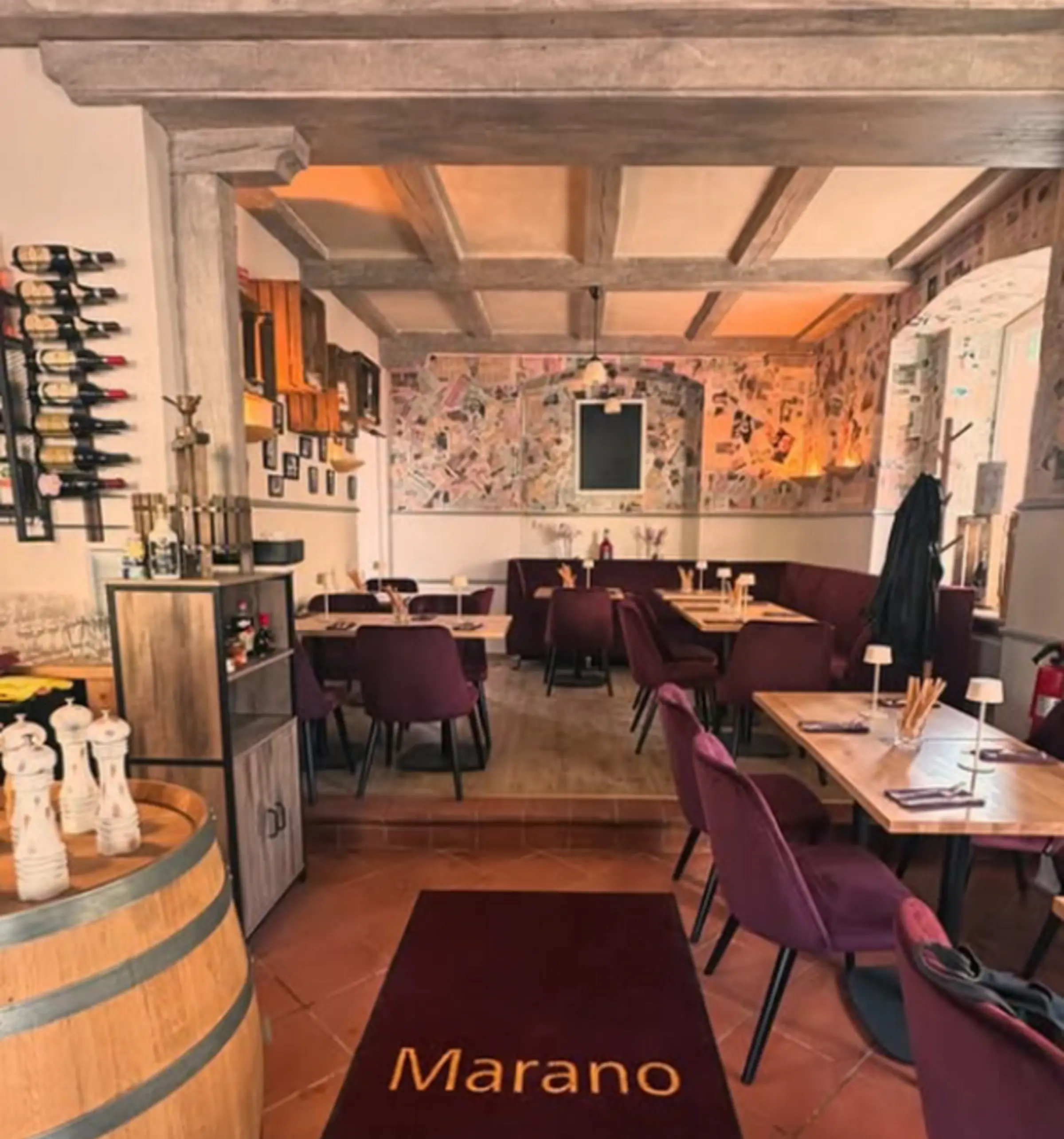 Der Eingang - das Marano-Monogramm begrüßt jeden Gast